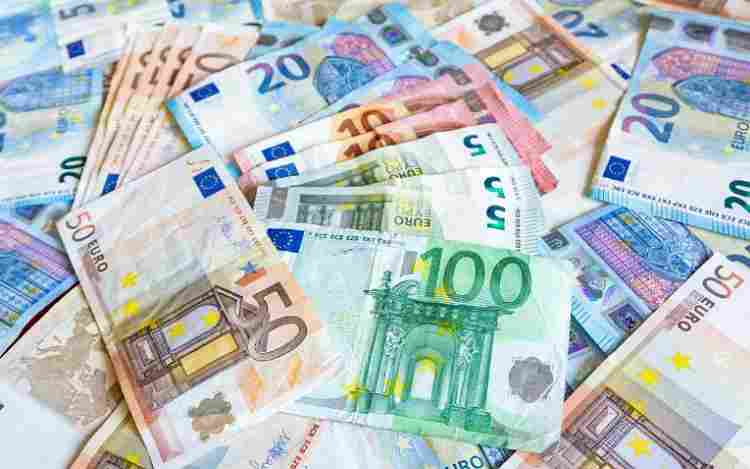 Euro (EUR)